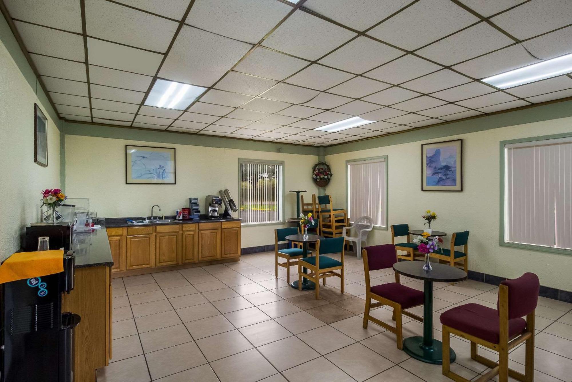 Inn Rodeway Conference Center
